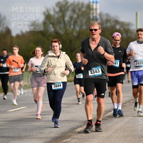 12.04.2026 - 45. Internationalen Wilhelmsburger Insellauf Dr. Thomas Lammeyer http://msf.ph/oto/9435954 12.04.2026 09:26:12 Laufen 3844, 3343, 141, 2422, 3261 meine-sportfotos.de