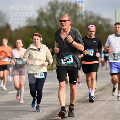 12.04.2026 - 45. Internationalen Wilhelmsburger Insellauf Dr. Thomas Lammeyer http://msf.ph/oto/9435960 12.04.2026 09:26:13 Laufen 3844, 3343, 141, 2422 meine-sportfotos.de