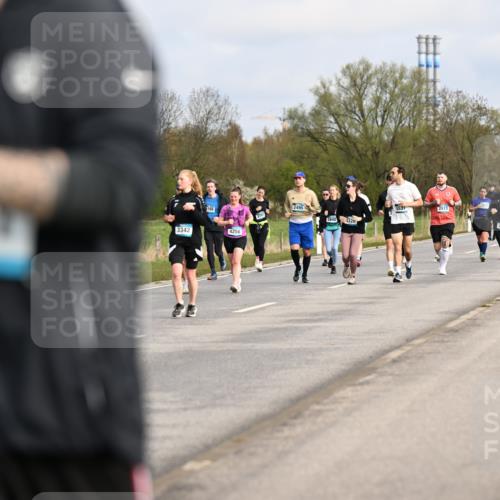 12.04.2026 - 45. Internationalen Wilhelmsburger Insellauf Dr. Thomas Lammeyer http://msf.ph/oto/9436030 12.04.2026 09:26:28 Laufen 3342, 4258, 2495, 5842, 4326, 5537, 3333, 3295 meine-sportfotos.de