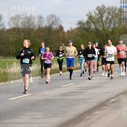 12.04.2026 - 45. Internationalen Wilhelmsburger Insellauf Dr. Thomas Lammeyer http://msf.ph/oto/9436037 12.04.2026 09:26:29 Laufen 3342, 4165, 2495, 2513, 2601, 3703, 5842, 5537, 3295, 4258 meine-sportfotos.de