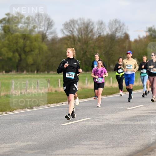 12.04.2026 - 45. Internationalen Wilhelmsburger Insellauf Dr. Thomas Lammeyer http://msf.ph/oto/9436039 12.04.2026 09:26:30 Laufen 3342, 4258, 2495, 25, 5537 meine-sportfotos.de