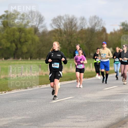 12.04.2026 - 45. Internationalen Wilhelmsburger Insellauf Dr. Thomas Lammeyer http://msf.ph/oto/9436040 12.04.2026 09:26:30 Laufen 5537, 3342, 4258 meine-sportfotos.de
