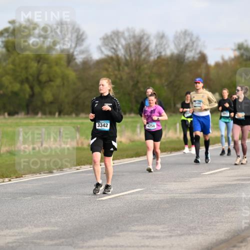 12.04.2026 - 45. Internationalen Wilhelmsburger Insellauf Dr. Thomas Lammeyer http://msf.ph/oto/9436041 12.04.2026 09:26:30 Laufen 3342, 4258, 2495, 5537, 1842 meine-sportfotos.de
