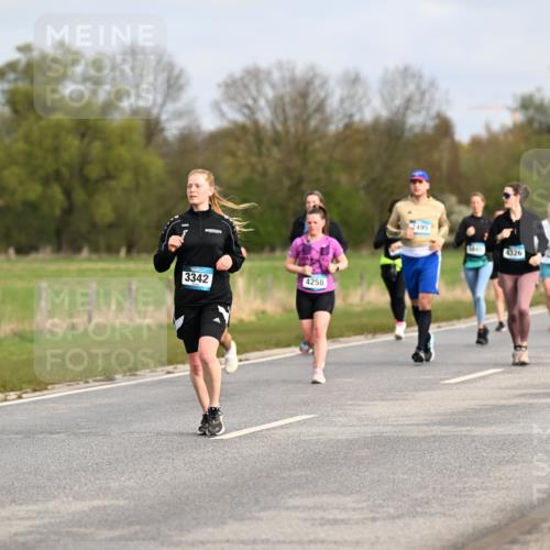 12.04.2026 - 45. Internationalen Wilhelmsburger Insellauf Dr. Thomas Lammeyer http://msf.ph/oto/9436042 12.04.2026 09:26:31 Laufen 3342, 4258, 2495, 537, 4326 meine-sportfotos.de