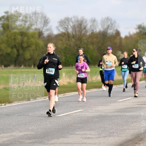 12.04.2026 - 45. Internationalen Wilhelmsburger Insellauf Dr. Thomas Lammeyer http://msf.ph/oto/9436043 12.04.2026 09:26:31 Laufen 3342, 4258, 2495, 1442, 4326, 5537 meine-sportfotos.de