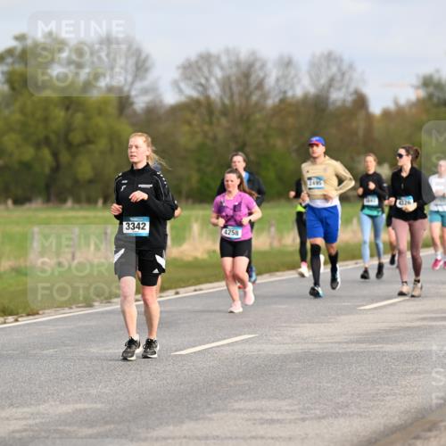 12.04.2026 - 45. Internationalen Wilhelmsburger Insellauf Dr. Thomas Lammeyer http://msf.ph/oto/9436045 12.04.2026 09:26:31 Laufen 3342, 4258, 2495, 2513, 5537, 4326 meine-sportfotos.de