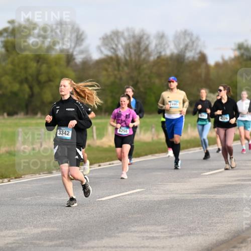 12.04.2026 - 45. Internationalen Wilhelmsburger Insellauf Dr. Thomas Lammeyer http://msf.ph/oto/9436047 12.04.2026 09:26:31 Laufen 3342, 4258, 2495, 5537, 4326 meine-sportfotos.de