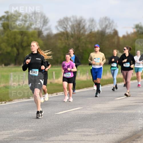 12.04.2026 - 45. Internationalen Wilhelmsburger Insellauf Dr. Thomas Lammeyer http://msf.ph/oto/9436048 12.04.2026 09:26:31 Laufen 3342, 4258, 2495, 5537, 4326 meine-sportfotos.de