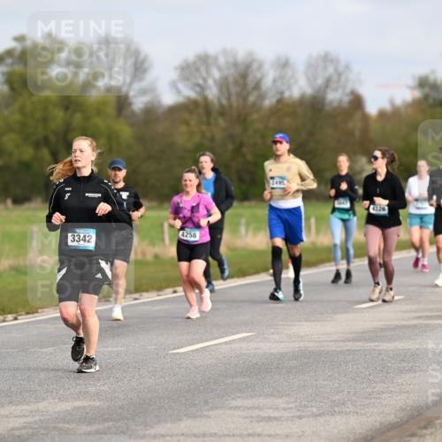 12.04.2026 - 45. Internationalen Wilhelmsburger Insellauf Dr. Thomas Lammeyer http://msf.ph/oto/9436050 12.04.2026 09:26:32 Laufen 4258, 3342, 2495, 2513, 5537, 4126 meine-sportfotos.de