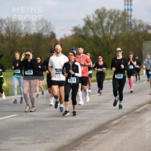 12.04.2026 - 45. Internationalen Wilhelmsburger Insellauf Dr. Thomas Lammeyer http://msf.ph/oto/9436062 12.04.2026 09:26:34 Laufen 55, 2495, 370, 5842, 4326, 5537, 3333, 3295, 5816 meine-sportfotos.de