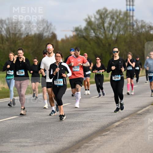 12.04.2026 - 45. Internationalen Wilhelmsburger Insellauf Dr. Thomas Lammeyer http://msf.ph/oto/9436065 12.04.2026 09:26:34 Laufen 2495, 370, 5842, 4326, 3333, 2513, 5816, 3295 meine-sportfotos.de