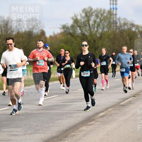 12.04.2026 - 45. Internationalen Wilhelmsburger Insellauf Dr. Thomas Lammeyer http://msf.ph/oto/9436069 12.04.2026 09:26:36 Laufen 432, 3333, 2513, 5537, 3295, 4633, 5816, 700 meine-sportfotos.de