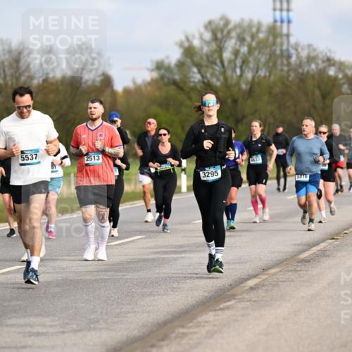 12.04.2026 - 45. Internationalen Wilhelmsburger Insellauf Dr. Thomas Lammeyer http://msf.ph/oto/9436070 12.04.2026 09:26:36 Laufen 3333, 5537, 2513, 3295, 4633, 5816, 00 meine-sportfotos.de