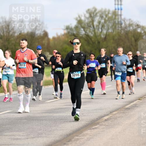 12.04.2026 - 45. Internationalen Wilhelmsburger Insellauf Dr. Thomas Lammeyer http://msf.ph/oto/9436075 12.04.2026 09:26:37 Laufen 5537, 3751, 2513, 2548, 2620, 3295, 2601, 4633, 5816, 5700 meine-sportfotos.de