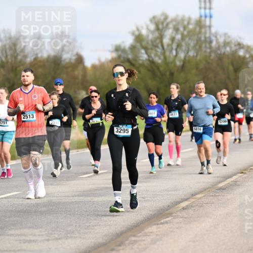 12.04.2026 - 45. Internationalen Wilhelmsburger Insellauf Dr. Thomas Lammeyer http://msf.ph/oto/9436076 12.04.2026 09:26:37 Laufen 5537, 3751, 2513, 2548, 2620, 3295, 2601, 4633, 5816, 5700 meine-sportfotos.de