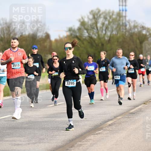 12.04.2026 - 45. Internationalen Wilhelmsburger Insellauf Dr. Thomas Lammeyer http://msf.ph/oto/9436077 12.04.2026 09:26:37 Laufen 553, 3751, 2513, 2548, 3295, 2601, 4633, 5816, 5700 meine-sportfotos.de