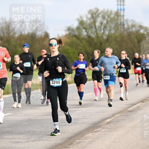 12.04.2026 - 45. Internationalen Wilhelmsburger Insellauf Dr. Thomas Lammeyer http://msf.ph/oto/9436083 12.04.2026 09:26:38 Laufen 2513, 2548, 2486, 3295, 2601, 5816, 700 meine-sportfotos.de
