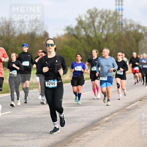 12.04.2026 - 45. Internationalen Wilhelmsburger Insellauf Dr. Thomas Lammeyer http://msf.ph/oto/9436084 12.04.2026 09:26:38 Laufen 2513, 2548, 2486, 3295, 2601, 463, 5700, 5816 meine-sportfotos.de
