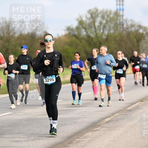 12.04.2026 - 45. Internationalen Wilhelmsburger Insellauf Dr. Thomas Lammeyer http://msf.ph/oto/9436085 12.04.2026 09:26:38 Laufen 2513, 2548, 2486, 3295, 260, 5816 meine-sportfotos.de