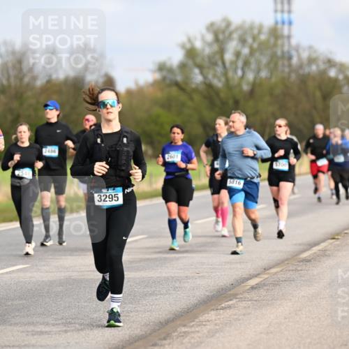 12.04.2026 - 45. Internationalen Wilhelmsburger Insellauf Dr. Thomas Lammeyer http://msf.ph/oto/9436086 12.04.2026 09:26:38 Laufen 2486, 2513, 3295, 2601, 5816, 700 meine-sportfotos.de