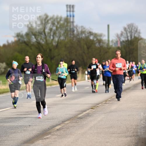 12.04.2026 - 45. Internationalen Wilhelmsburger Insellauf Dr. Thomas Lammeyer http://msf.ph/oto/9436213 12.04.2026 09:27:04 Laufen 3913, 2230, 16 meine-sportfotos.de
