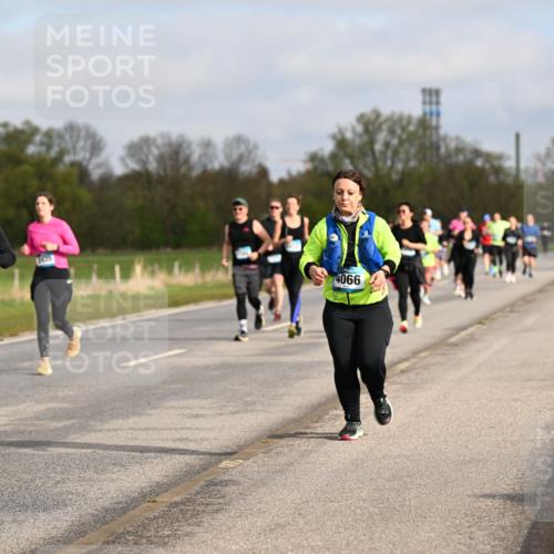 12.04.2026 - 45. Internationalen Wilhelmsburger Insellauf Dr. Thomas Lammeyer http://msf.ph/oto/9436316 12.04.2026 09:27:22 Laufen 280, 3435, 4066 meine-sportfotos.de