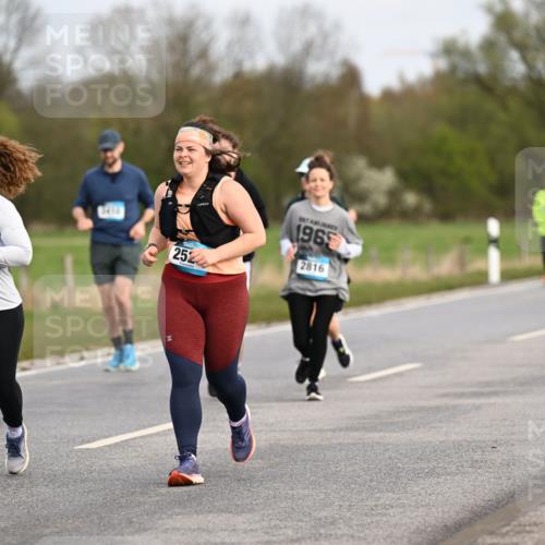 12.04.2026 - 45. Internationalen Wilhelmsburger Insellauf Dr. Thomas Lammeyer http://msf.ph/oto/9436762 12.04.2026 09:28:40 Laufen 247, 2527, 2458, 2524, 1969, 2816 meine-sportfotos.de
