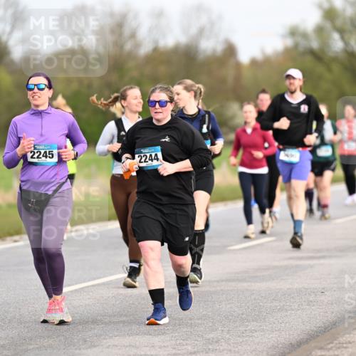 12.04.2026 - 45. Internationalen Wilhelmsburger Insellauf Dr. Thomas Lammeyer http://msf.ph/oto/9436836 12.04.2026 09:28:53 Laufen 2245, 2244 meine-sportfotos.de