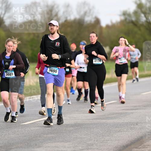12.04.2026 - 45. Internationalen Wilhelmsburger Insellauf Dr. Thomas Lammeyer http://msf.ph/oto/9436855 12.04.2026 09:28:57 Laufen 232, 3689, 3690, 4136, 2518, 3421 meine-sportfotos.de