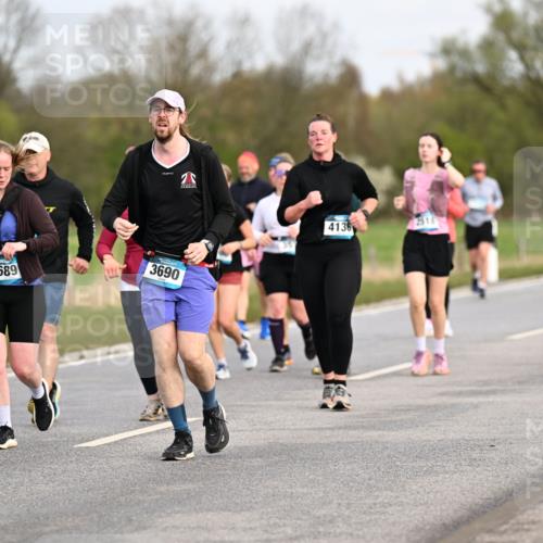 12.04.2026 - 45. Internationalen Wilhelmsburger Insellauf Dr. Thomas Lammeyer http://msf.ph/oto/9436857 12.04.2026 09:28:57 Laufen 2320, 3689, 3690, 4136, 3421 meine-sportfotos.de