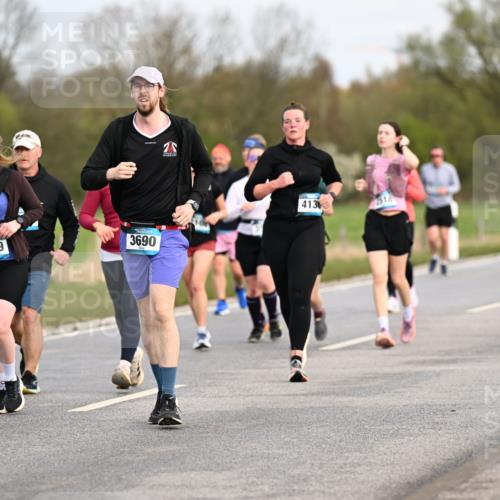 12.04.2026 - 45. Internationalen Wilhelmsburger Insellauf Dr. Thomas Lammeyer http://msf.ph/oto/9436858 12.04.2026 09:28:57 Laufen 232, 3689, 3690, 413, 3421 meine-sportfotos.de