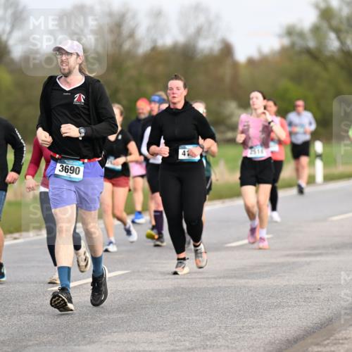 12.04.2026 - 45. Internationalen Wilhelmsburger Insellauf Dr. Thomas Lammeyer http://msf.ph/oto/9436862 12.04.2026 09:28:58 Laufen 3689, 3690, 2518 meine-sportfotos.de