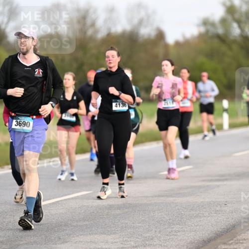 12.04.2026 - 45. Internationalen Wilhelmsburger Insellauf Dr. Thomas Lammeyer http://msf.ph/oto/9436864 12.04.2026 09:28:58 Laufen 3690, 689, 4136, 2514, 3421 meine-sportfotos.de