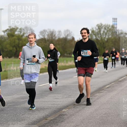 12.04.2026 - 45. Internationalen Wilhelmsburger Insellauf Dr. Thomas Lammeyer http://msf.ph/oto/9436905 12.04.2026 09:29:05 Laufen 305, 3421, 2518, 585, 232 meine-sportfotos.de