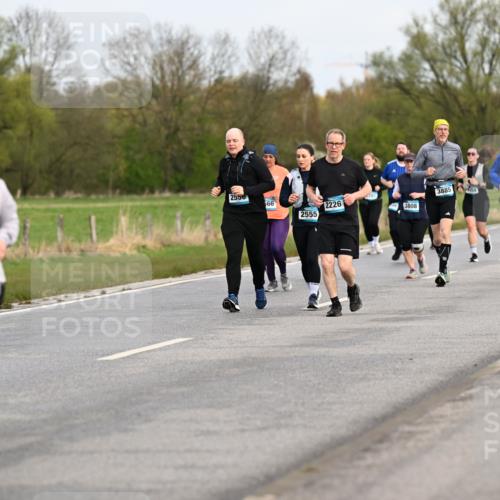 12.04.2026 - 45. Internationalen Wilhelmsburger Insellauf Dr. Thomas Lammeyer http://msf.ph/oto/9437025 12.04.2026 09:29:25 Laufen 4374, 2556, 566, 3885, 450, 3104, 2226, 2555, 3808, 884 meine-sportfotos.de