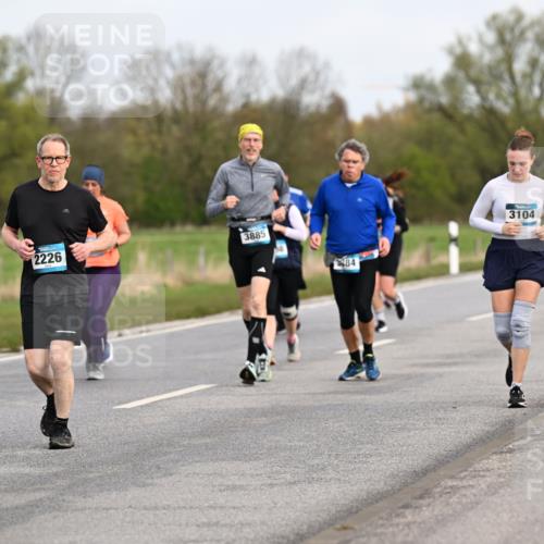 12.04.2026 - 45. Internationalen Wilhelmsburger Insellauf Dr. Thomas Lammeyer http://msf.ph/oto/9437053 12.04.2026 09:29:30 Laufen 2226, 3885, 84, 3104, 080 meine-sportfotos.de