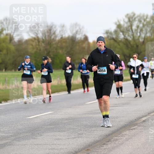 12.04.2026 - 45. Internationalen Wilhelmsburger Insellauf Dr. Thomas Lammeyer http://msf.ph/oto/9437214 12.04.2026 09:29:59 Laufen 3467, 3058, 3474 meine-sportfotos.de