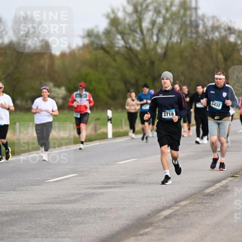 12.04.2026 - 45. Internationalen Wilhelmsburger Insellauf Dr. Thomas Lammeyer http://msf.ph/oto/9437298 12.04.2026 09:30:17 Laufen 2512, 3718, 5432 meine-sportfotos.de