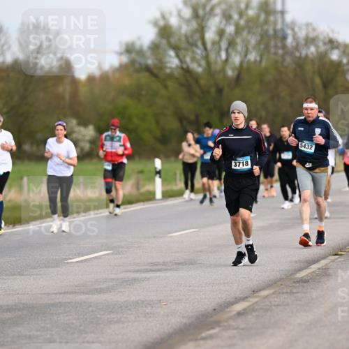 12.04.2026 - 45. Internationalen Wilhelmsburger Insellauf Dr. Thomas Lammeyer http://msf.ph/oto/9437299 12.04.2026 09:30:17 Laufen 2512, 3718, 5432 meine-sportfotos.de