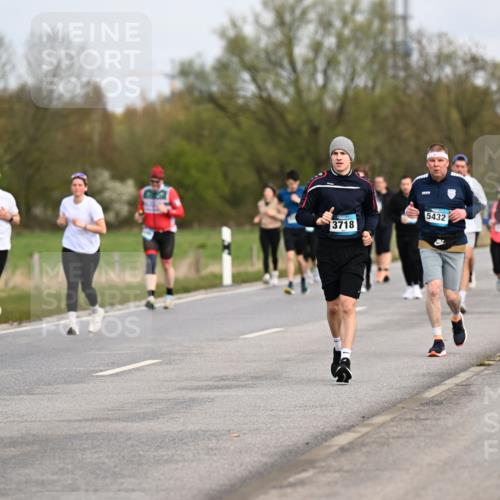 12.04.2026 - 45. Internationalen Wilhelmsburger Insellauf Dr. Thomas Lammeyer http://msf.ph/oto/9437300 12.04.2026 09:30:17 Laufen 512, 3718, 5432 meine-sportfotos.de
