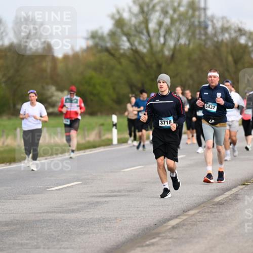 12.04.2026 - 45. Internationalen Wilhelmsburger Insellauf Dr. Thomas Lammeyer http://msf.ph/oto/9437304 12.04.2026 09:30:18 Laufen 3718, 5432 meine-sportfotos.de