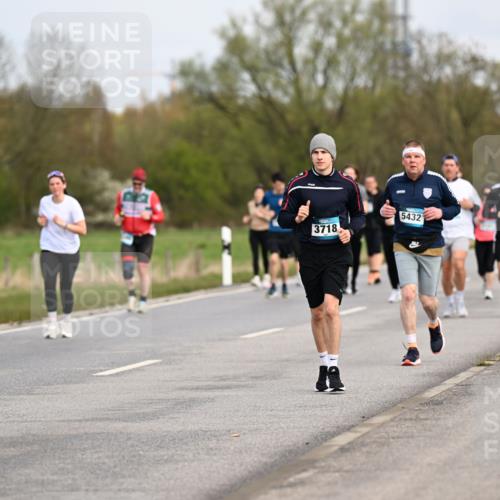 12.04.2026 - 45. Internationalen Wilhelmsburger Insellauf Dr. Thomas Lammeyer http://msf.ph/oto/9437305 12.04.2026 09:30:18 Laufen 3718, 5432 meine-sportfotos.de