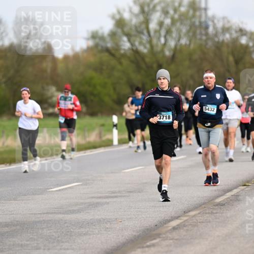 12.04.2026 - 45. Internationalen Wilhelmsburger Insellauf Dr. Thomas Lammeyer http://msf.ph/oto/9437306 12.04.2026 09:30:18 Laufen 3718, 5432 meine-sportfotos.de