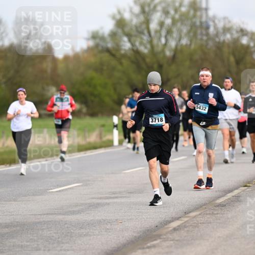 12.04.2026 - 45. Internationalen Wilhelmsburger Insellauf Dr. Thomas Lammeyer http://msf.ph/oto/9437309 12.04.2026 09:30:19 Laufen 3718, 5432 meine-sportfotos.de