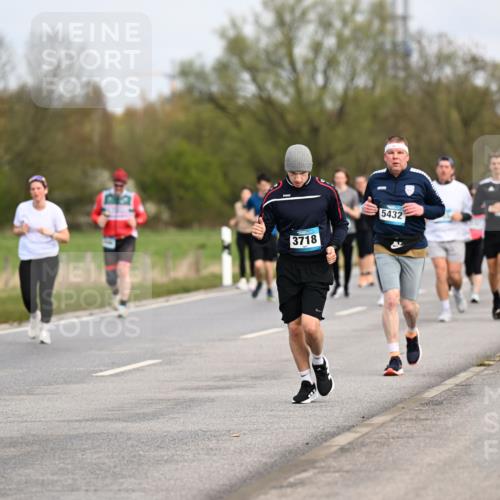 12.04.2026 - 45. Internationalen Wilhelmsburger Insellauf Dr. Thomas Lammeyer http://msf.ph/oto/9437310 12.04.2026 09:30:19 Laufen 3718, 5432 meine-sportfotos.de
