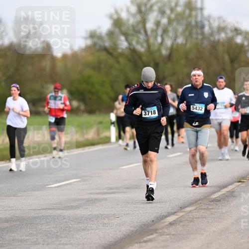 12.04.2026 - 45. Internationalen Wilhelmsburger Insellauf Dr. Thomas Lammeyer http://msf.ph/oto/9437311 12.04.2026 09:30:19 Laufen 3718, 5432 meine-sportfotos.de