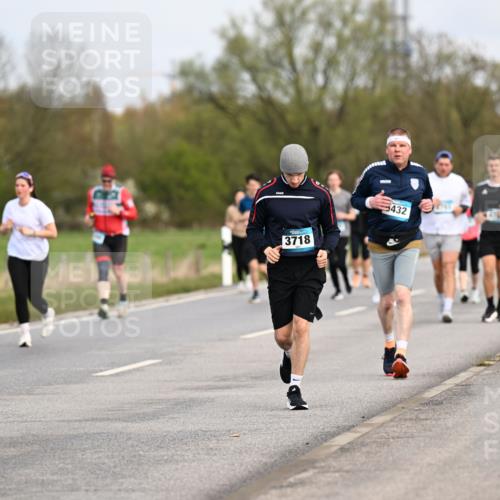 12.04.2026 - 45. Internationalen Wilhelmsburger Insellauf Dr. Thomas Lammeyer http://msf.ph/oto/9437312 12.04.2026 09:30:19 Laufen 3718, 5432 meine-sportfotos.de