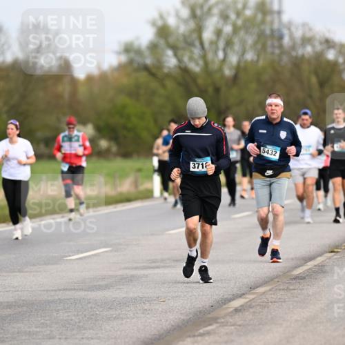12.04.2026 - 45. Internationalen Wilhelmsburger Insellauf Dr. Thomas Lammeyer http://msf.ph/oto/9437313 12.04.2026 09:30:19 Laufen 371, 5432 meine-sportfotos.de