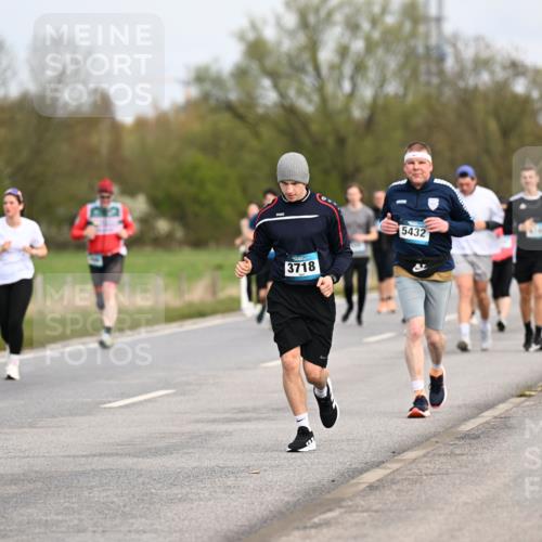 12.04.2026 - 45. Internationalen Wilhelmsburger Insellauf Dr. Thomas Lammeyer http://msf.ph/oto/9437315 12.04.2026 09:30:19 Laufen 3718, 5432 meine-sportfotos.de