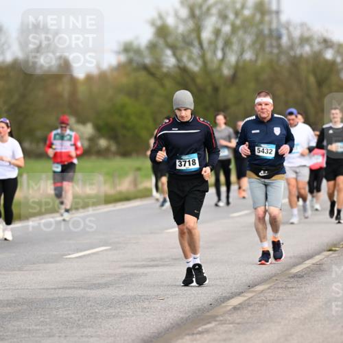 12.04.2026 - 45. Internationalen Wilhelmsburger Insellauf Dr. Thomas Lammeyer http://msf.ph/oto/9437316 12.04.2026 09:30:20 Laufen 3718, 5432 meine-sportfotos.de